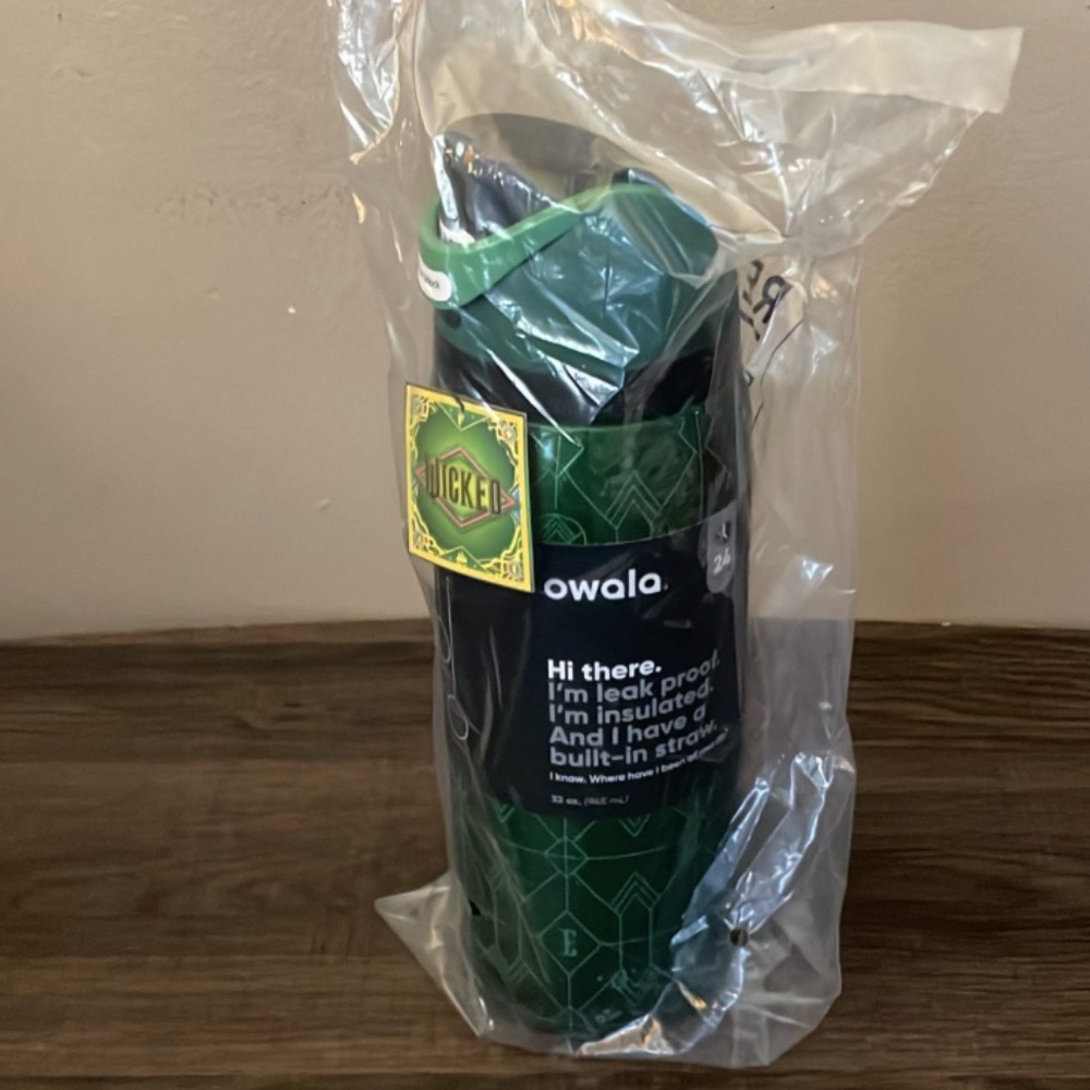 Owala x Wicked collab- 32 oz free sip - Elphaba (Emerald Green)